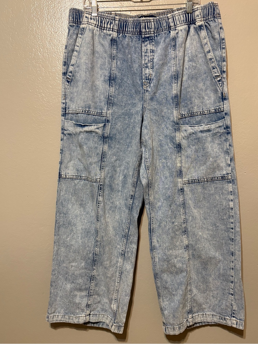 Women’s LightWash Elastic Waist High Rise Wide Leg  Cargo Style Jeans Size XL/TG